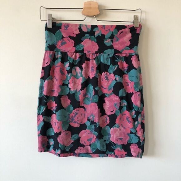 Talula High Waist Rose Mini Skirt (Size:Medium) - Picture 2 of 4
